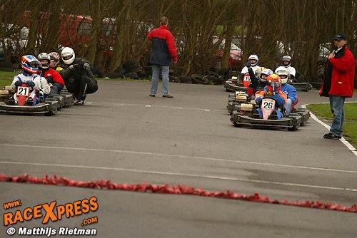 Startgrid Bas Kaligis en Ricardo Romkema op eerste startrij